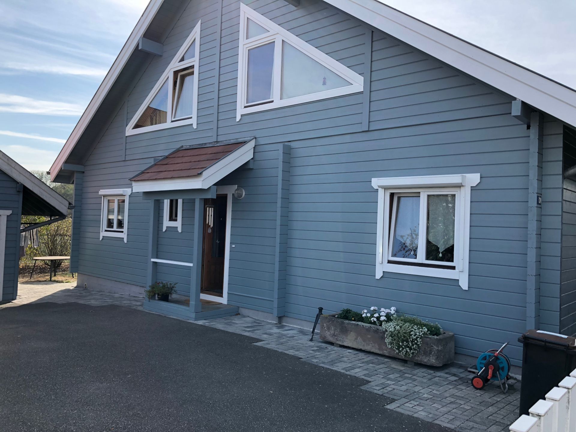 Bardage bois bleu gris après rénovation et remise en peinture