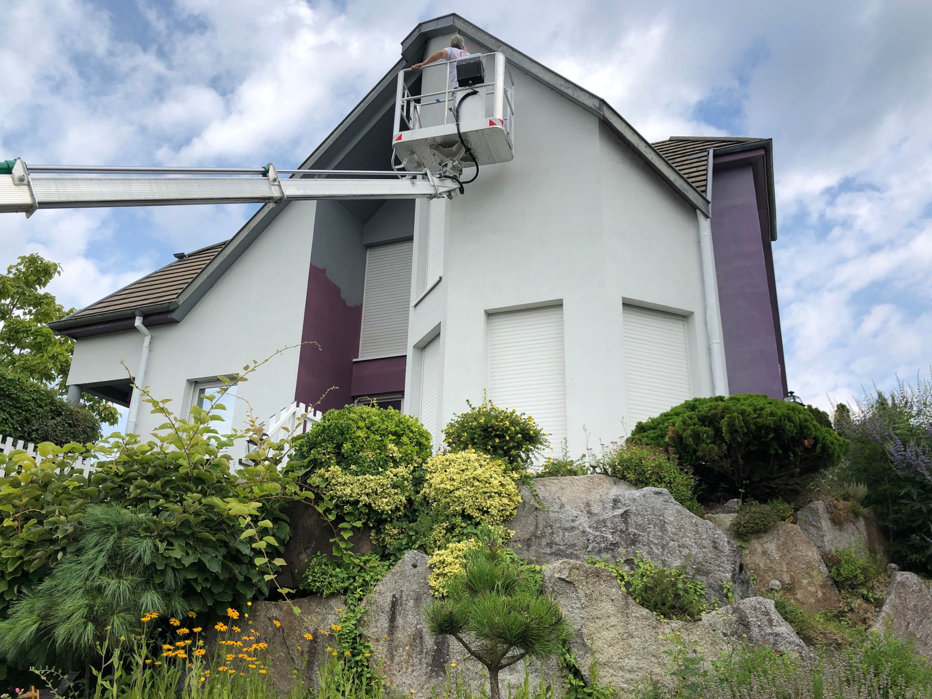 Façade d'une maison pendant les travaux de peinture extérieure