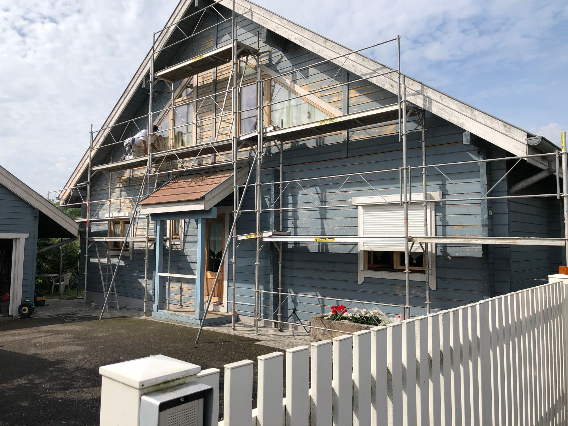 Bardage bois extérieur en cours de préparation sur échafaudage